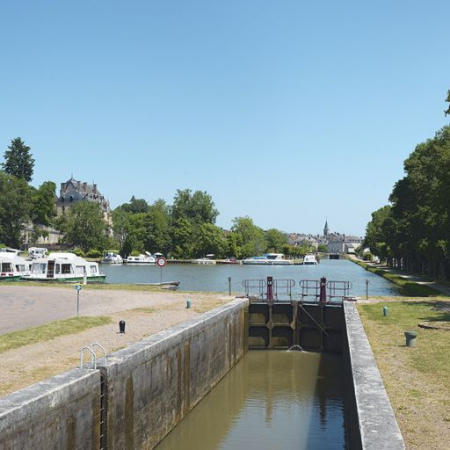 Vue générale du port, avec à gauche le château et au fond, la ville de Châtillon-en-Bazois. © Région Bourgogne-Franche-Comté, Inventaire du patrimoine