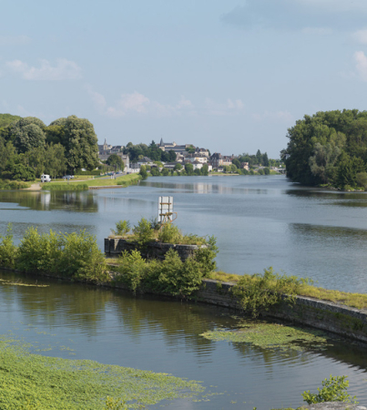Vue d'ensemble de la ville de Decize, prise depuis l'embouchure du canal du Nivernais. © Région Bourgogne-Franche-Comté, Inventaire du patrimoine