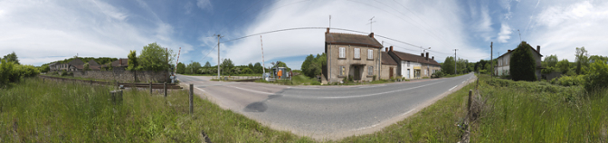360° sur le site des Forges de Perreuil, les bâtiments industriels sont visibles à gauche. Au centre, la voie ferrée et l'ancienne gare. Dans le fond, à droite, on peut apercevoir un bateau sur le canal. © Région Bourgogne-Franche-Comté, Inventaire du patrimoine