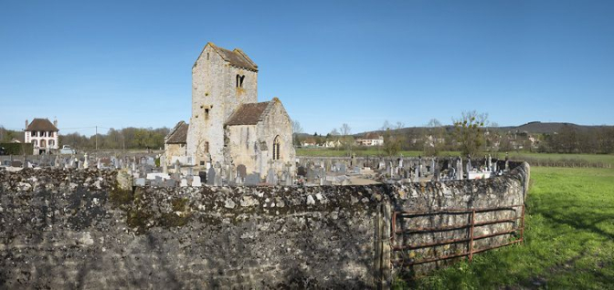 Vue d'ensemble de l'église et du cimetière. © Région Bourgogne-Franche-Comté, Inventaire du patrimoine