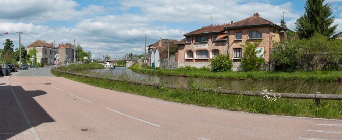 Vue d'ensemble du village depuis le canal avec au premier plan, les bâtiments de l'ancienne société de transports Martin. © Région Bourgogne-Franche-Comté, Inventaire du patrimoine
