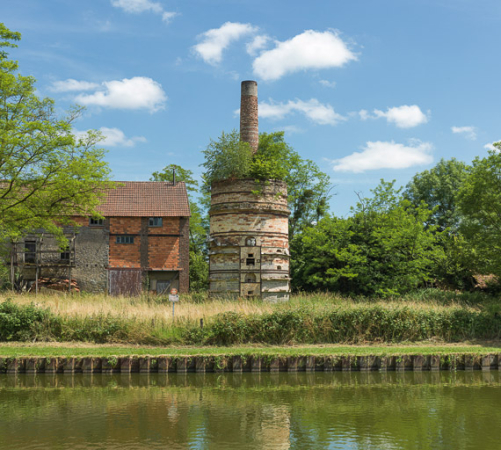 Vue de la cheminée de l'ancienne usine, rive gauche. © Région Bourgogne-Franche-Comté, Inventaire du patrimoine