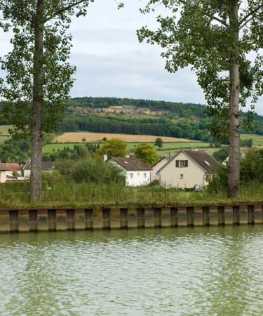 Vue des carrières depuis le canal. © Région Bourgogne-Franche-Comté, Inventaire du patrimoine