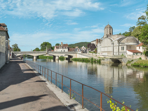 Vue du pont et de l'église Notre-Dame-de-Bethléem. © Région Bourgogne-Franche-Comté, Inventaire du patrimoine