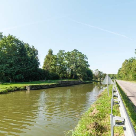 Vue du quai en moellon de calcaire qui permettait de charger les bateaux. © Région Bourgogne-Franche-Comté, Inventaire du patrimoine
