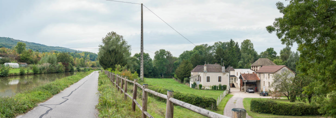 Vue d'ensemble du moulin et du canal. © Région Bourgogne-Franche-Comté, Inventaire du patrimoine