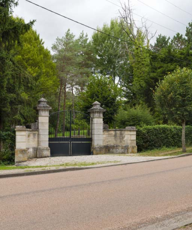 Portail d'entrée du château. © Région Bourgogne-Franche-Comté, Inventaire du patrimoine