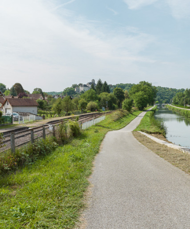 Vue du village depuis le chemin de halage du canal. © Région Bourgogne-Franche-Comté, Inventaire du patrimoine