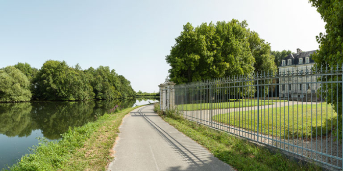 Vue du château sur la rive gauche du canal. © Région Bourgogne-Franche-Comté, Inventaire du patrimoine