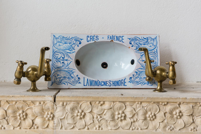 Cuvette et deux robinets. © Région Bourgogne-Franche-Comté, Inventaire du patrimoine