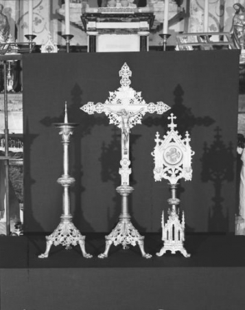 Vue de la croix, d'un chandelier et d'un reliquaire. © Région Bourgogne-Franche-Comté, Inventaire du patrimoine