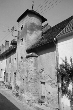 Maison  avec tour d'escalier située rue Haute-du-Bourg : façade antérieure vue de trois-quarts droit. © Région Bourgogne-Franche-Comté, Inventaire du patrimoine