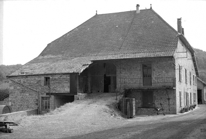 Ferme cadastrée 1965 ZM 14, située rue du Tilleul : façade latérale gauche. © Région Bourgogne-Franche-Comté, Inventaire du patrimoine