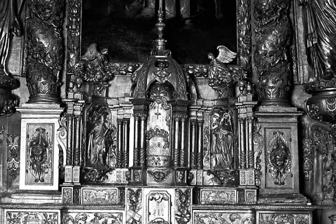 Vue de face du tabernacle avec le dais d'exposition fermé. © Région Bourgogne-Franche-Comté, Inventaire du patrimoine