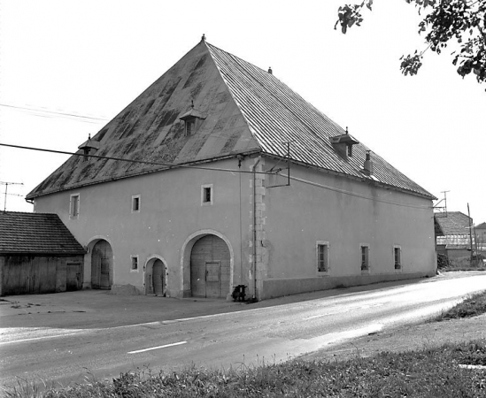 Façade sur rue et mur de croupe de trois quarts gauche. © Région Bourgogne-Franche-Comté, Inventaire du patrimoine