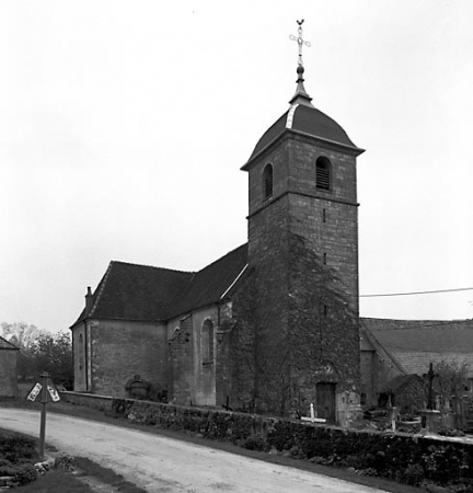 Vue du clocher-porche et de la façade latérale gauche. © Région Bourgogne-Franche-Comté, Inventaire du patrimoine