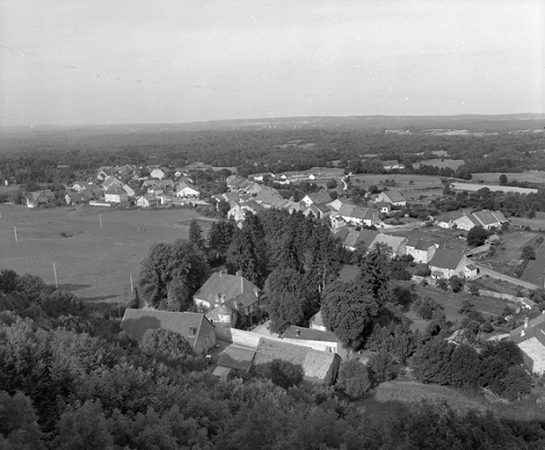 Village : vue générale avec le château au premier plan. © Région Bourgogne-Franche-Comté, Inventaire du patrimoine