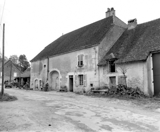 Façade antérieure vue de trois quarts droit. © Région Bourgogne-Franche-Comté, Inventaire du patrimoine