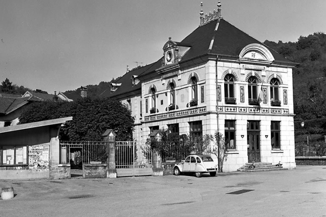 Façade antérieure et face latérale gauche. © Région Bourgogne-Franche-Comté, Inventaire du patrimoine