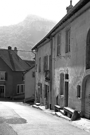 Façade antérieure vue de trois quarts droit. © Région Bourgogne-Franche-Comté, Inventaire du patrimoine