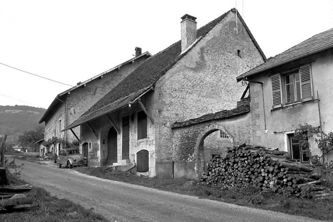 Façade antérieure vue de trois quart droit. © Région Bourgogne-Franche-Comté, Inventaire du patrimoine