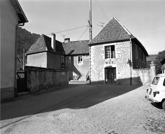 Façade antérieure vue de trois quarts droit. © Région Bourgogne-Franche-Comté, Inventaire du patrimoine