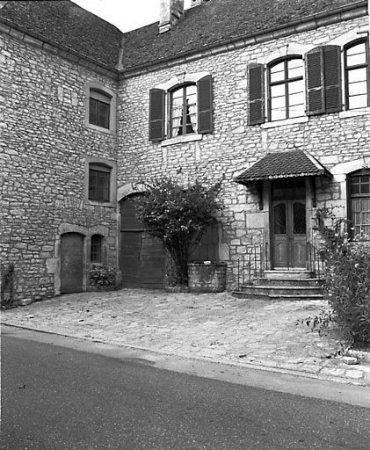 Façade antérieure : vue de trois quarts gauche. © Région Bourgogne-Franche-Comté, Inventaire du patrimoine