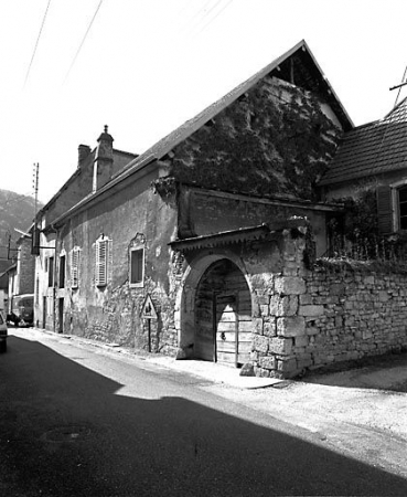 Façade antérieure vue de trois quarts droit. © Région Bourgogne-Franche-Comté, Inventaire du patrimoine