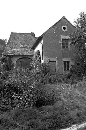 Façade antérieure avec habitation débordante. © Région Bourgogne-Franche-Comté, Inventaire du patrimoine