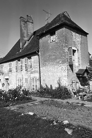 Façade antérieure sur cour de trois quarts droit. © Région Bourgogne-Franche-Comté, Inventaire du patrimoine