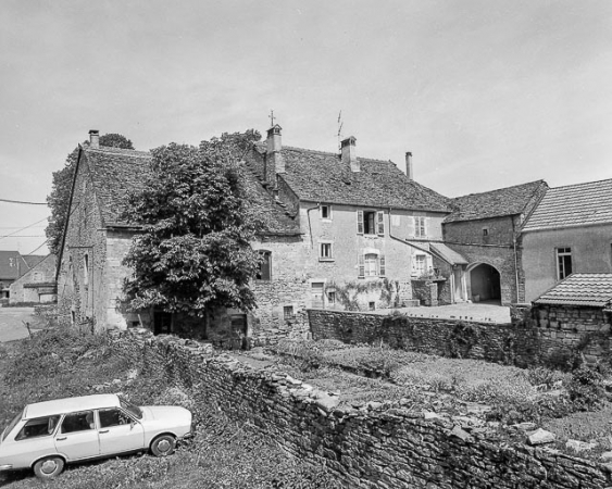 Ferme cadastrée 1957 A1 134 située place de l'Eglise : façades sur cour. © Région Bourgogne-Franche-Comté, Inventaire du patrimoine