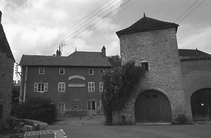 Façade antérieure et pigeonnier. © Région Bourgogne-Franche-Comté, Inventaire du patrimoine