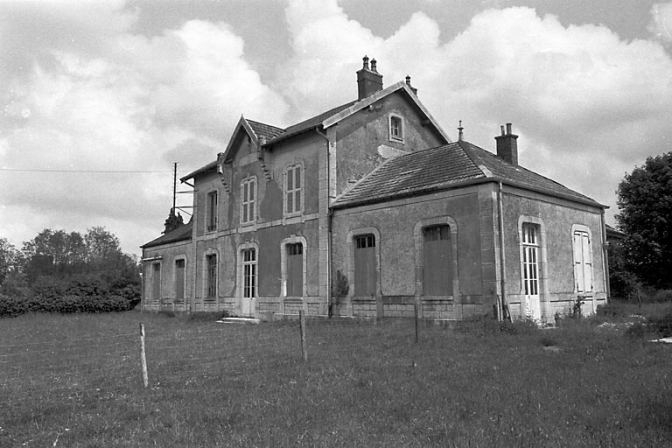 Vue d'ensemble de trois quarts droit en 1981. © Région Bourgogne-Franche-Comté, Inventaire du patrimoine