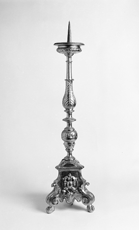 Vue d'ensemble d'un chandelier d'autel. © Région Bourgogne-Franche-Comté, Inventaire du patrimoine