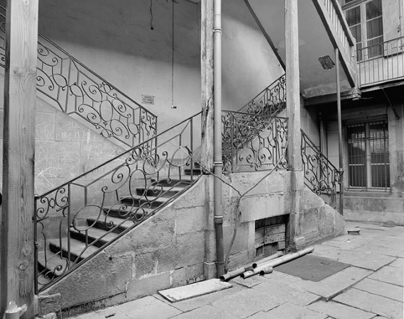Escalier dans la cour, vu depuis la cour, premières volées. © Région Bourgogne-Franche-Comté, Inventaire du patrimoine