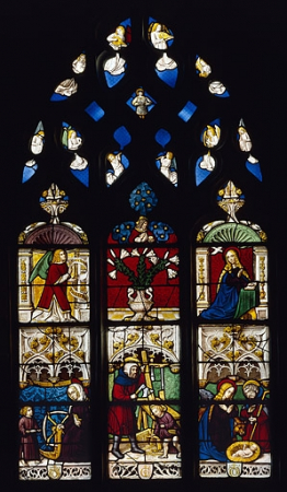 Vue d'ensemble (après restauration) : Annonciation surmontée du Christ tenant le globe. Au registre inférieur, trois scènes de l'Enfance du Christ (Nativité, Jésus dans l'atelier de Joseph et Vierge au rouet avec l'Enfant). Au tympan, se trouvent sa… © Région Bourgogne-Franche-Comté, Inventaire du patrimoine