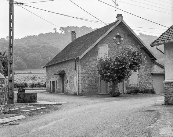 Façades latérales antérieure et droite. © Région Bourgogne-Franche-Comté, Inventaire du patrimoine