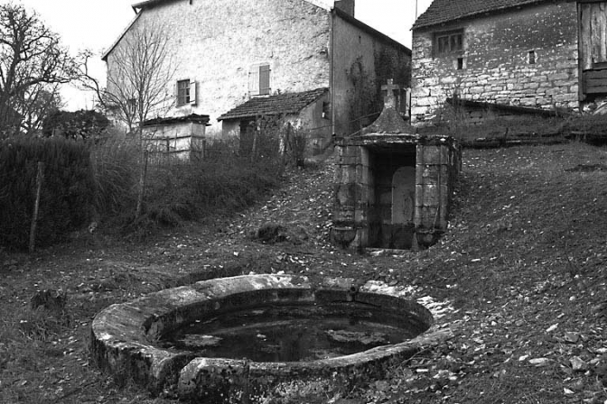 Vue d'ensemble de la fontaine et du bassin. © Région Bourgogne-Franche-Comté, Inventaire du patrimoine