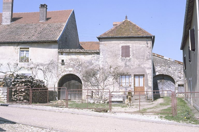Façade antérieure sur cour en 1985. © Région Bourgogne-Franche-Comté, Inventaire du patrimoine