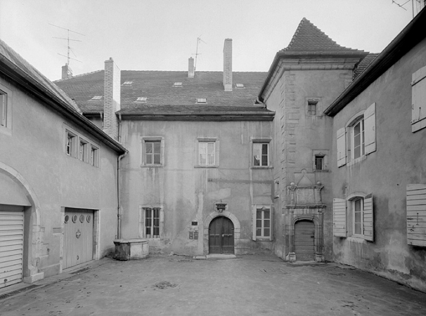 Vue d'ensemble de la cour. © Région Bourgogne-Franche-Comté, Inventaire du patrimoine