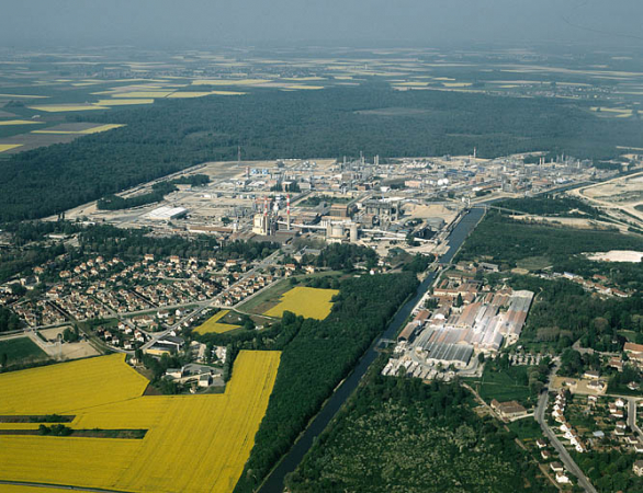 L'usine et la partie nord de la cité ouvrière de Tavaux, photographie aérienne. © Région Bourgogne-Franche-Comté, Inventaire du patrimoine