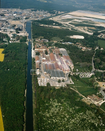 Vue aérienne de l'usine et de la cité ouvrière, depuis l'est. © Région Bourgogne-Franche-Comté, Inventaire du patrimoine