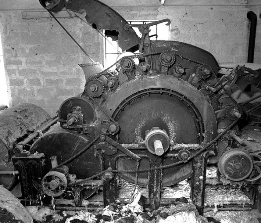 De gauche à droite, tambour nappeur, cylindre peigneur et cylindre volant, grand tambour surmonté des cylindres travailleurs et cardes, cylindre briseur, table d'alimentation. © Région Bourgogne-Franche-Comté, Inventaire du patrimoine