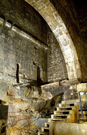 Mur sud du puits à Muire depuis le niveau inférieur. La principale source salée jaillit à gauche de l'escalier. © Région Bourgogne-Franche-Comté, Inventaire du patrimoine Mur sud du puits à Muire depuis le niveau inférieur. La principale source salée jaillit à gauche de l'escalier. © Région Bourgogne-Franche-Comté, Inventaire du patrimoine