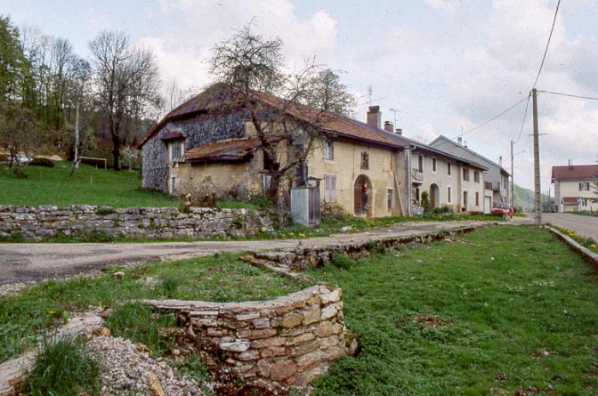 Fermes du village bordant le C.D. 26. © Région Bourgogne-Franche-Comté, Inventaire du patrimoine