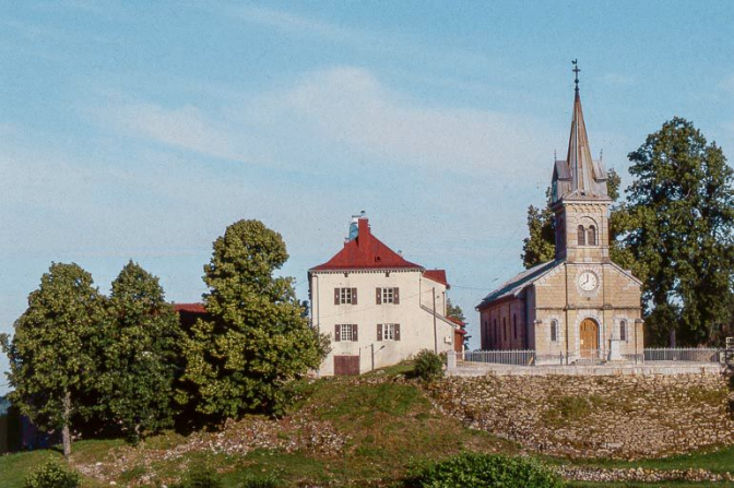 Vue éloignée du presbytère et de l'église. © Région Bourgogne-Franche-Comté, Inventaire du patrimoine