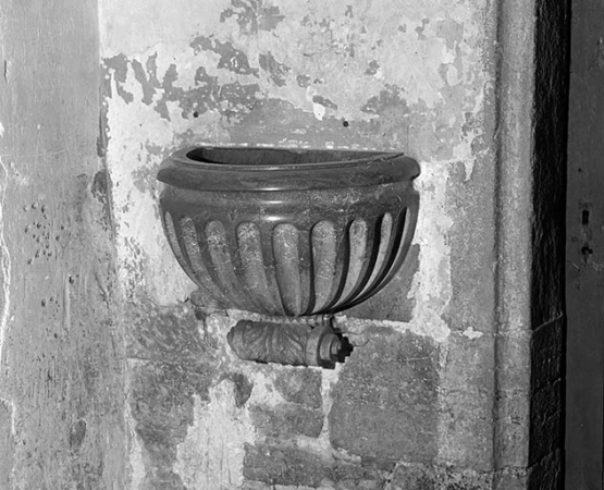 Vue de trois quart droit du bénitier à droite de l'entrée de la tour clocher. © Région Bourgogne-Franche-Comté, Inventaire du patrimoine