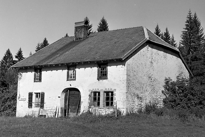 Façade antérieure et face droite vues de trois quarts. © Région Bourgogne-Franche-Comté, Inventaire du patrimoine