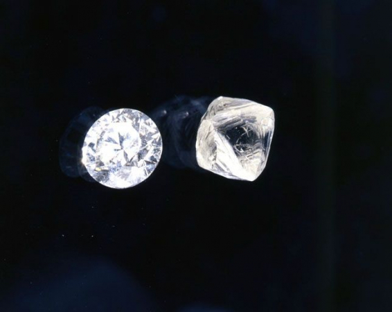 Diamant brut et diamant taillé. © Région Bourgogne-Franche-Comté, Inventaire du patrimoine