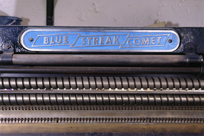 Vis de distribution des matrices dans les magasins et inscription " Blue Streak Comet ". © Région Bourgogne-Franche-Comté, Inventaire du patrimoine